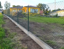 Montáž čtyřhranného pletiva a podhrabových desek – České Budějovice Montáž čtyřhranného pletiva a podhrabových desek – České Budějovice